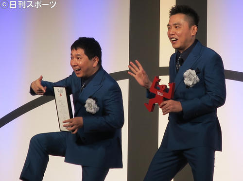 「第57回ギャラクシー賞ラジオ部門DJパーソナリティー賞を受賞し喜びを語る爆笑問題。左から田中裕二、太田光