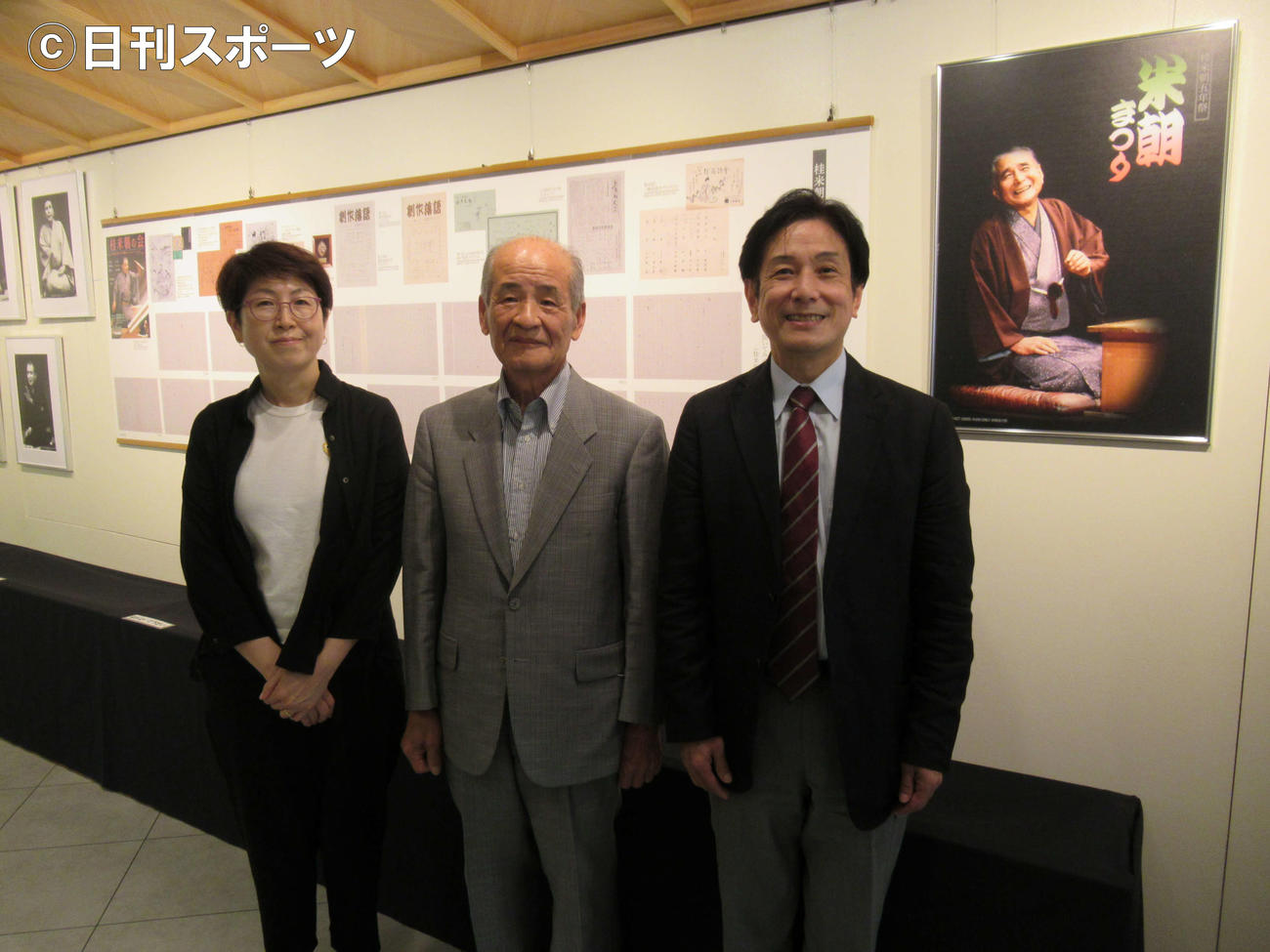 「米朝五年祭特別公演記念・直筆原稿パネル展」の取材会を行った桂米団治（右）と監修を務めた小沢紘司氏（中央）古川綾子氏（左）（撮影・星名希実）