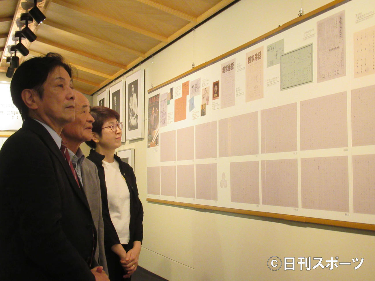 「米朝五年祭特別公演記念・直筆原稿パネル展」で、「一文笛」の原稿を見る桂米団治（左）と監修を務めた小沢紘司氏（中央）古川綾子氏（右）（撮影・星名希実）