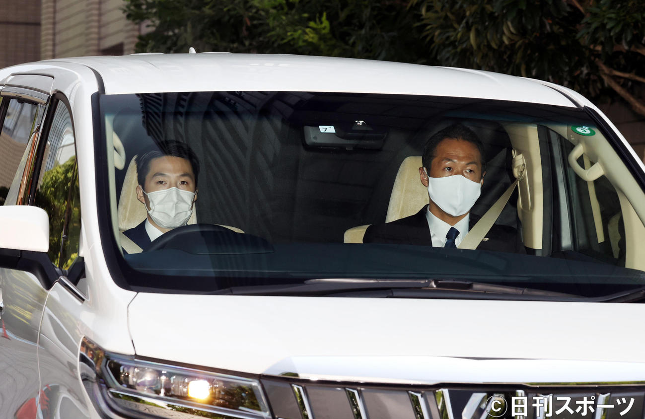 判決公判を終え、東京地裁を出る槇原敬之被告を乗せたと思われる車（撮影・大野祥一）