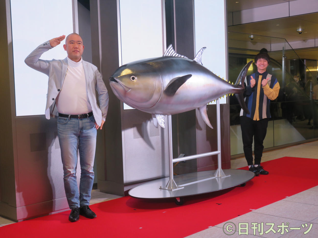 「近畿大学水産研究所　はなれ」の開店記念トークショーに出演したコロコロチキチキペッパーズのナダル（左）と西野創人