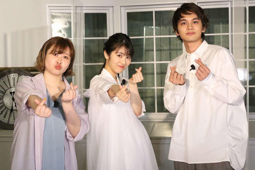 映画「思い、思われ、ふり、ふられ」の生配信番組に出演した、左からエミリン、浜辺美波、北村匠海