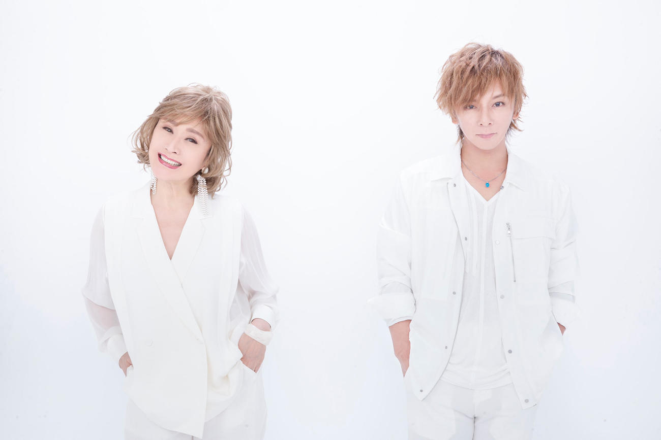 ユニット「シロクマ」としてシングル「しろくろましろ」の発売が決まった小林幸子（左）と松岡充