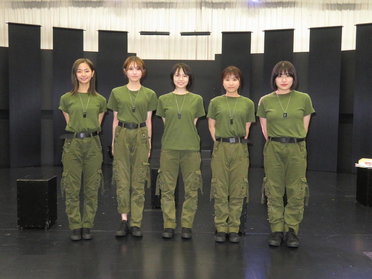 オンライン舞台「LAUGH　DRAFT」の初日に出演した劇団4ドル50セント。左から前田悠雅、谷口愛祐美、本西彩希帆、田代明、隅田杏花（撮影・横山慧）