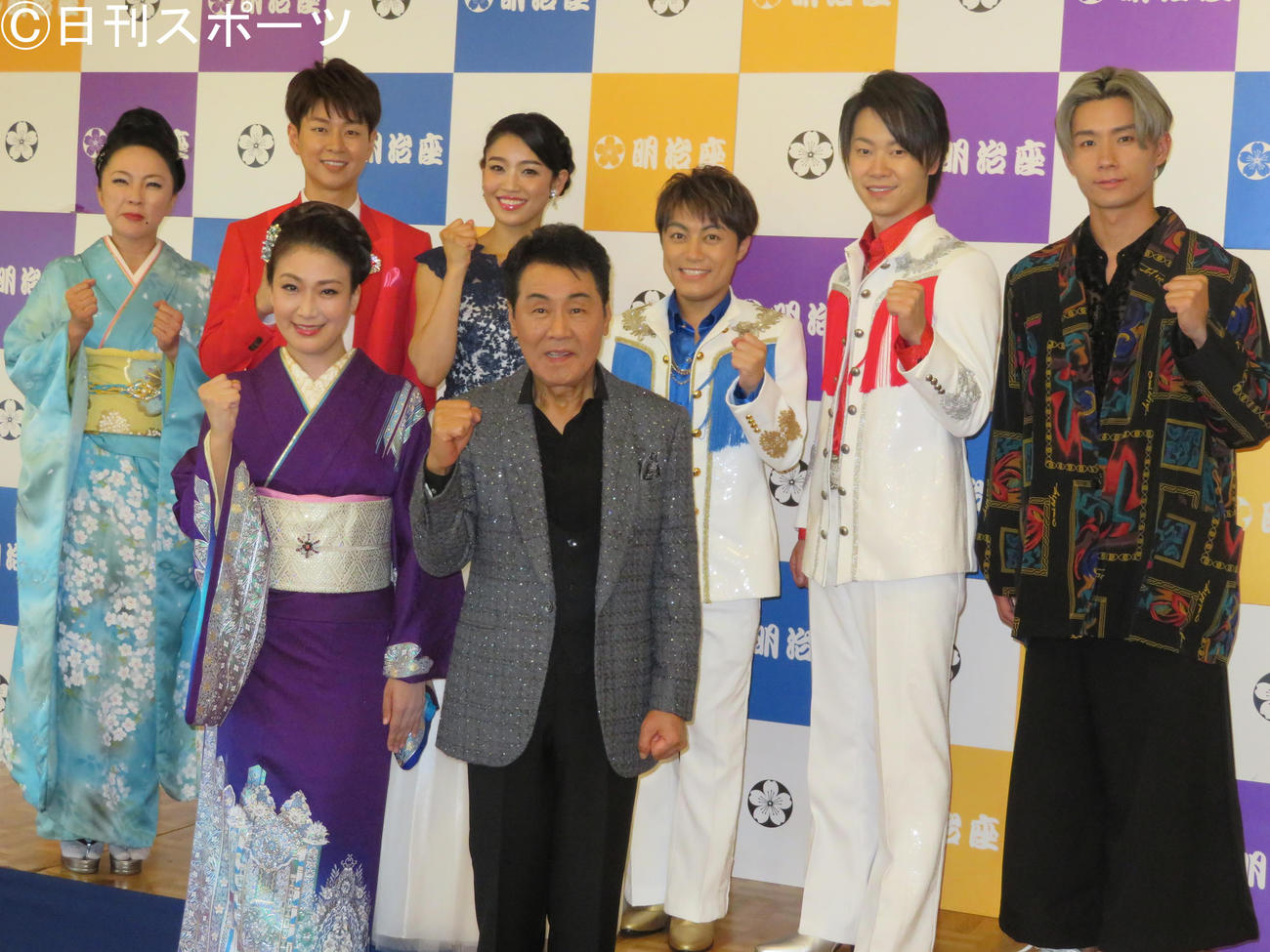 芸能生活55周年「五木ひろし特別公演　歌・舞・奏スペシャル」公演後会見　会見に出席した前列左から市川由紀乃、五木ひろし、後列同、坂本冬美、パク・ジュニョン、川野夏美、はやぶさヒカル、ヤマト、川上大輔（2019年10月4日撮影）