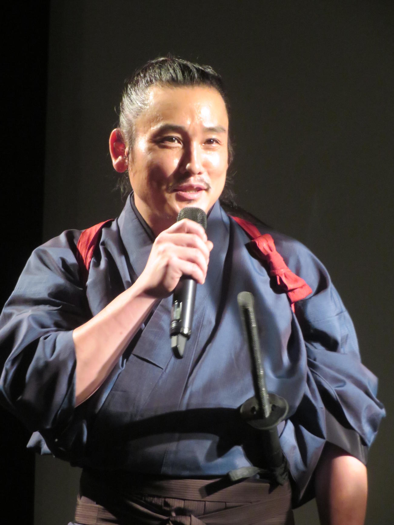 映画「狂武蔵」完成披露無観客イベントで話す坂口拓