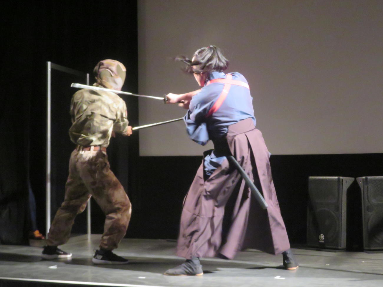 映画「狂武蔵」完成披露無観客イベントで殺陣を披露する坂口拓（右）