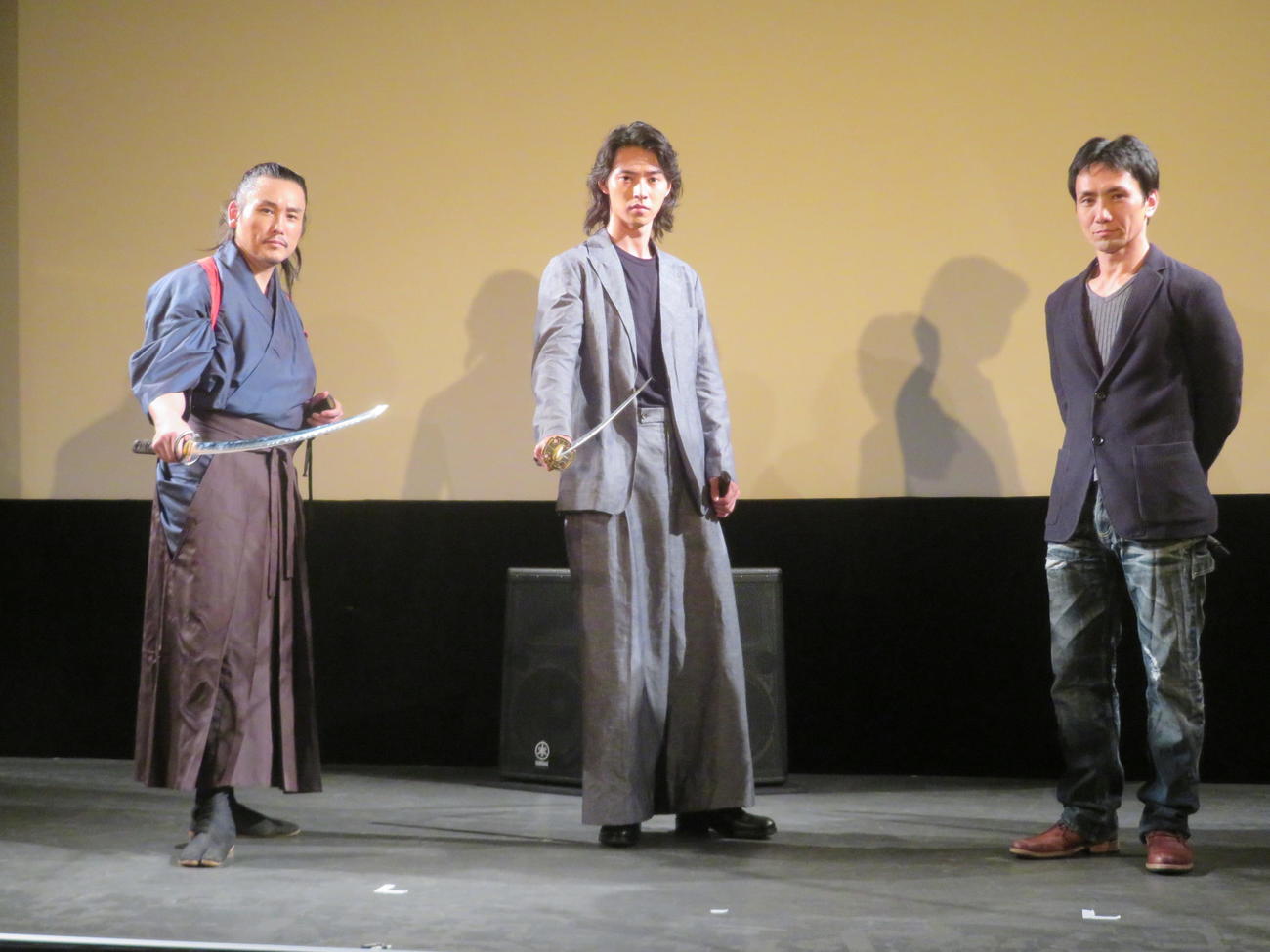 映画「狂武蔵」完成披露無観客イベントに出席した、左から坂口拓、山崎賢人、下村勇二監督
