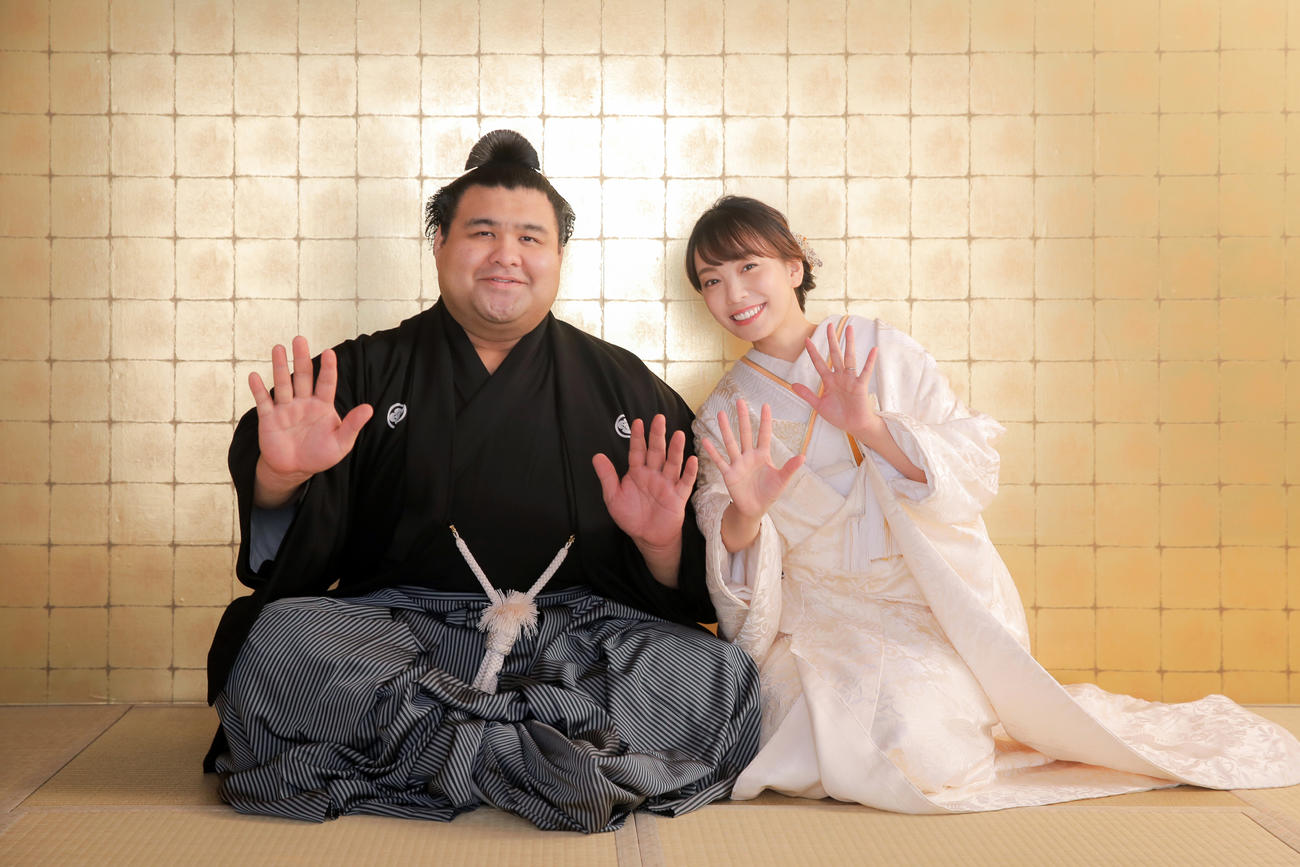結婚と第１子妊娠を発表した高安（左）と杜このみ