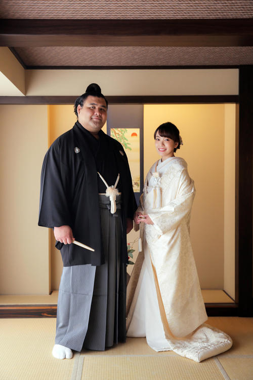 結婚と第1子妊娠を発表した高安（左）と杜このみ