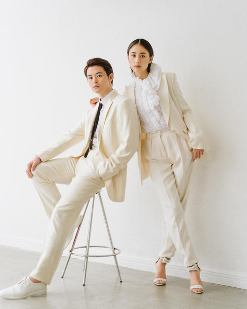 結婚したことを発表した瀬戸康史（左）と山本美月
