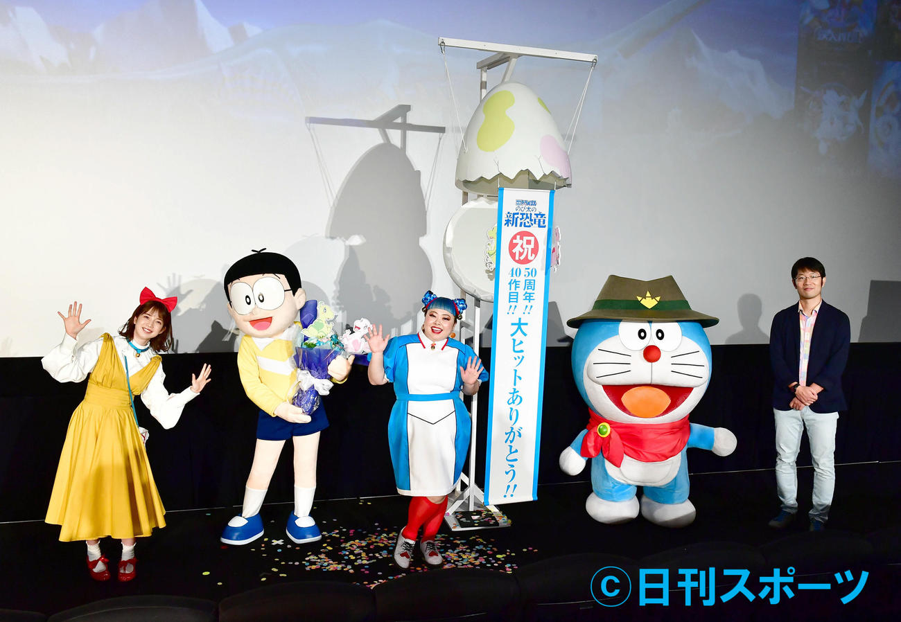 左からテレビ朝日の弘中アナウンサー、のび太、渡辺直美、ドラえもん、今井監督（撮影・小沢裕）