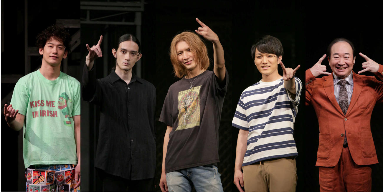 舞台「正しいロックバンドの作り方　夏」の公開稽古に出席した、左から吉田健悟、栗原類、藤井流星、神山智洋、中村梅雀