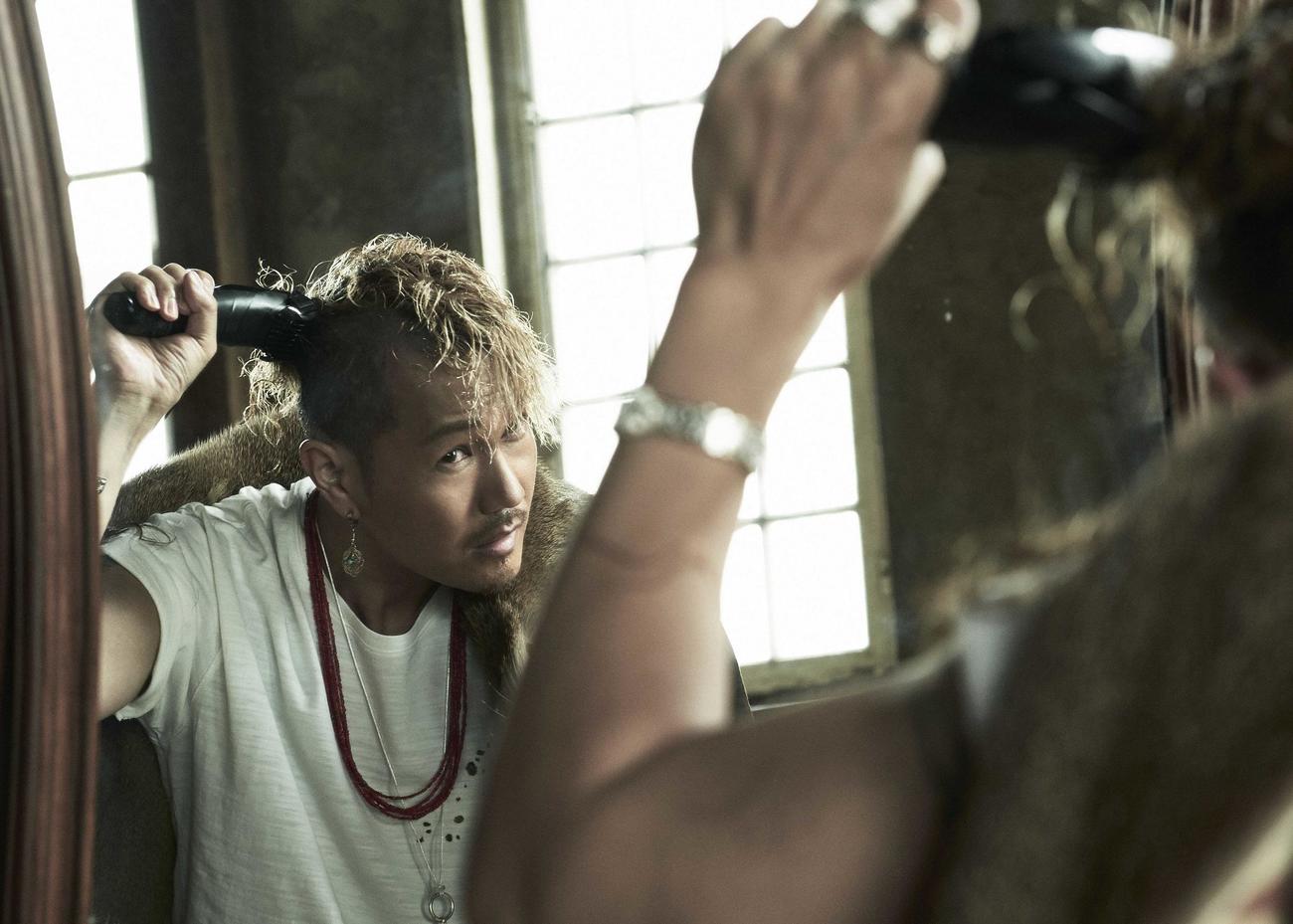 原点回帰として自らバリカンで丸刈りにするEXILE　ATSUSHI