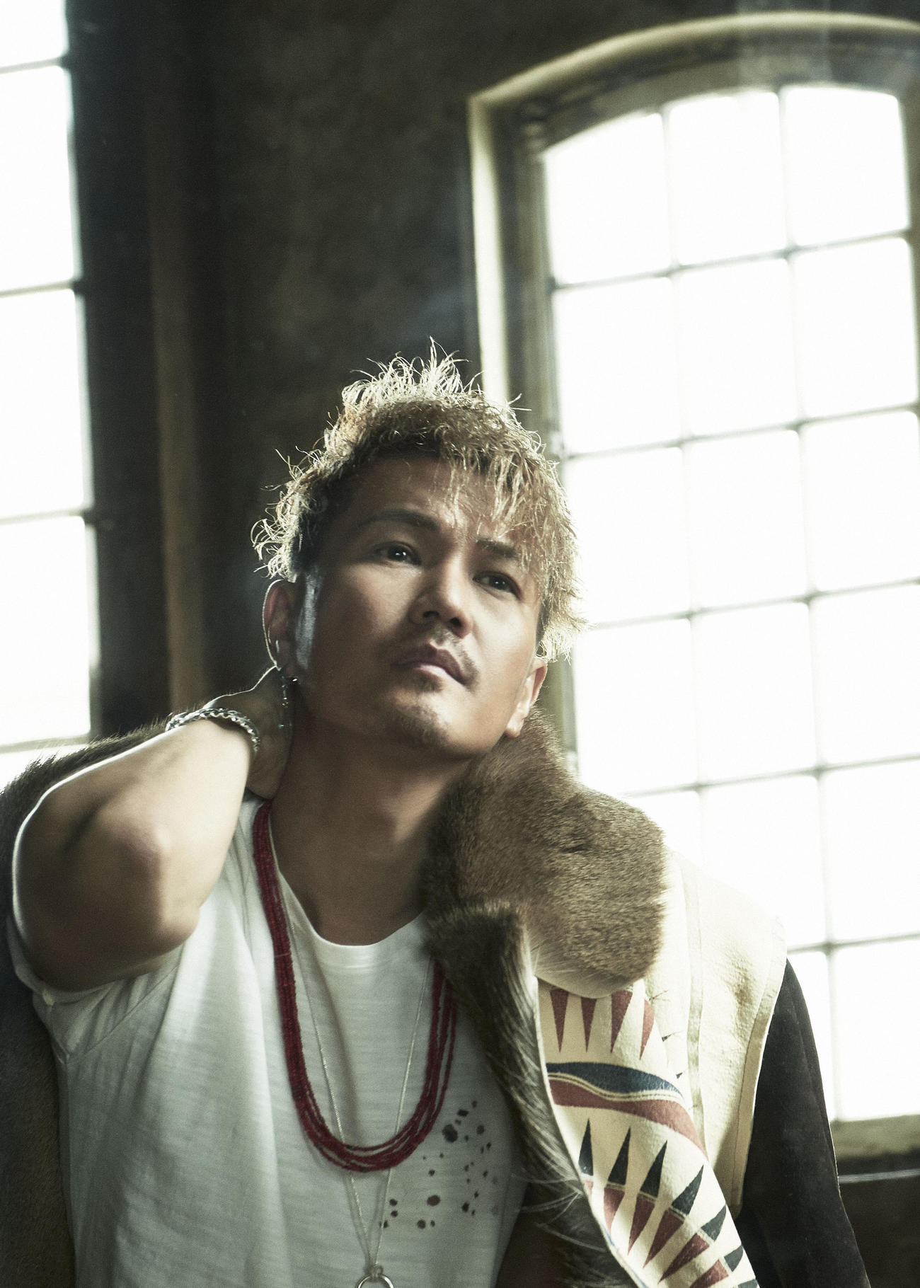 約10年ぶりに丸刈りにする前にポーズを決めるEXILE　ATSUSHI