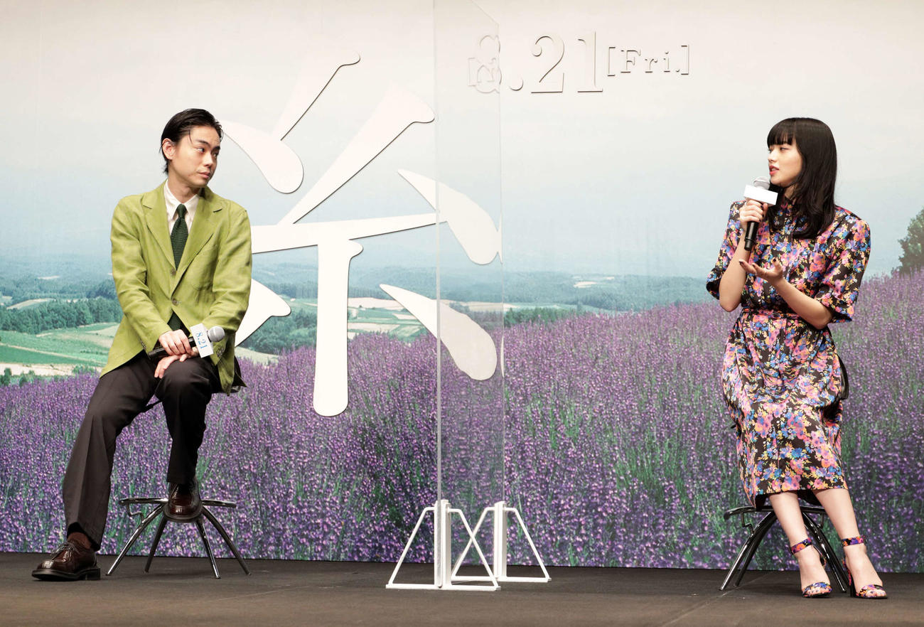 アクリルボードを置いて映画「糸」の完成報告会を行った菅田将暉（左）と小松菜奈（撮影・中島郁夫）