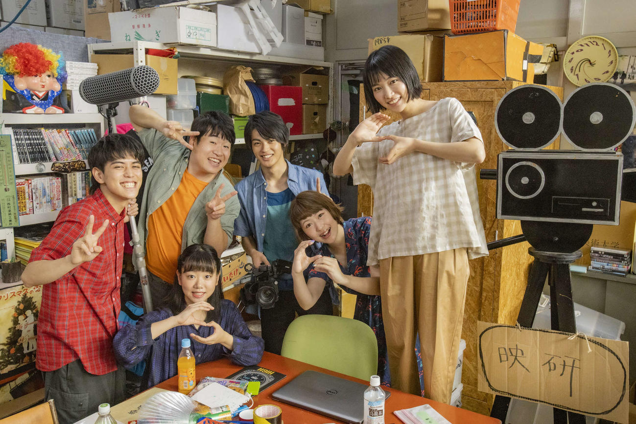 映画「ビューティフルドリーマー」で先勝美大映画研究会の部員を演じた、左から内田倭史、藤谷理子、森田甘路、神尾楓珠、ヒロシエリ、小川紗良（C）2020　映画「ビューティフルドリーマー」製作委員会