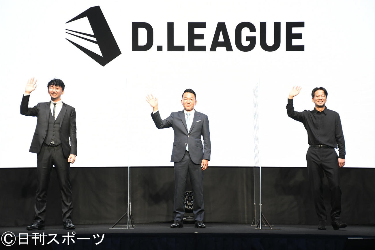 世界初のダンスプロリーグ「D．LEAGUE」発足プレスカンファレンスに出席した、左から神田勘太朗COO、平野岳史CEO、EXILE　HIRO（撮影・大友陽平）
