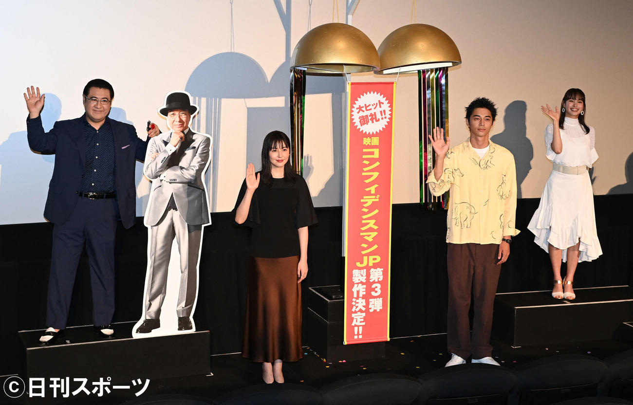 「コンフィデンスマンJP　プリンセス編」大ヒット御礼舞台あいさつのフォトセッションで笑顔を見せる出演者たち。左から小手伸也、小日向文世のパネル、長沢まさみ、東出昌大、関水渚（撮影・鈴木みどり）