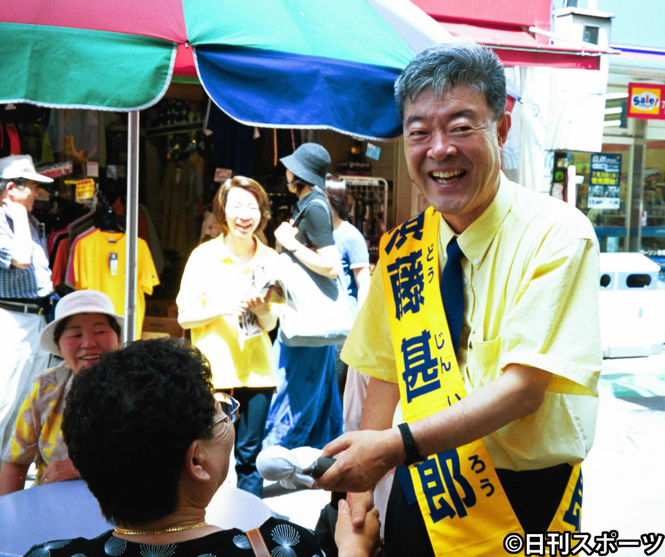 01年の参院選で主婦にマイクを向け、街頭突撃演説を行う須藤甚一郎氏（右）