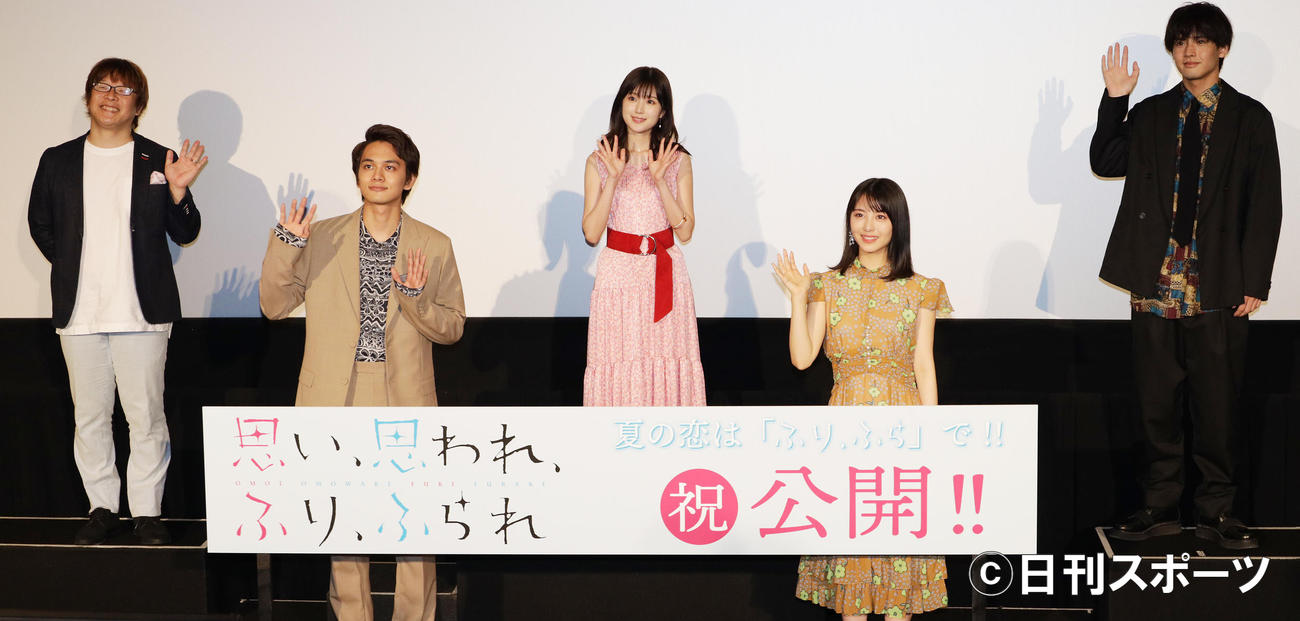 映画「思い、思われ、ふり、ふられ」初日舞台あいさつを行った左から三木孝浩監督、北村匠海、福本利子、浜辺美波、赤楚衛二（撮影・中島郁夫）