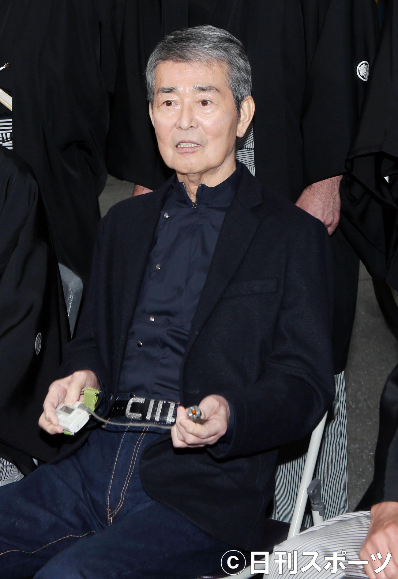 血中酸素計を手に闘病生活を語る（15年11月）