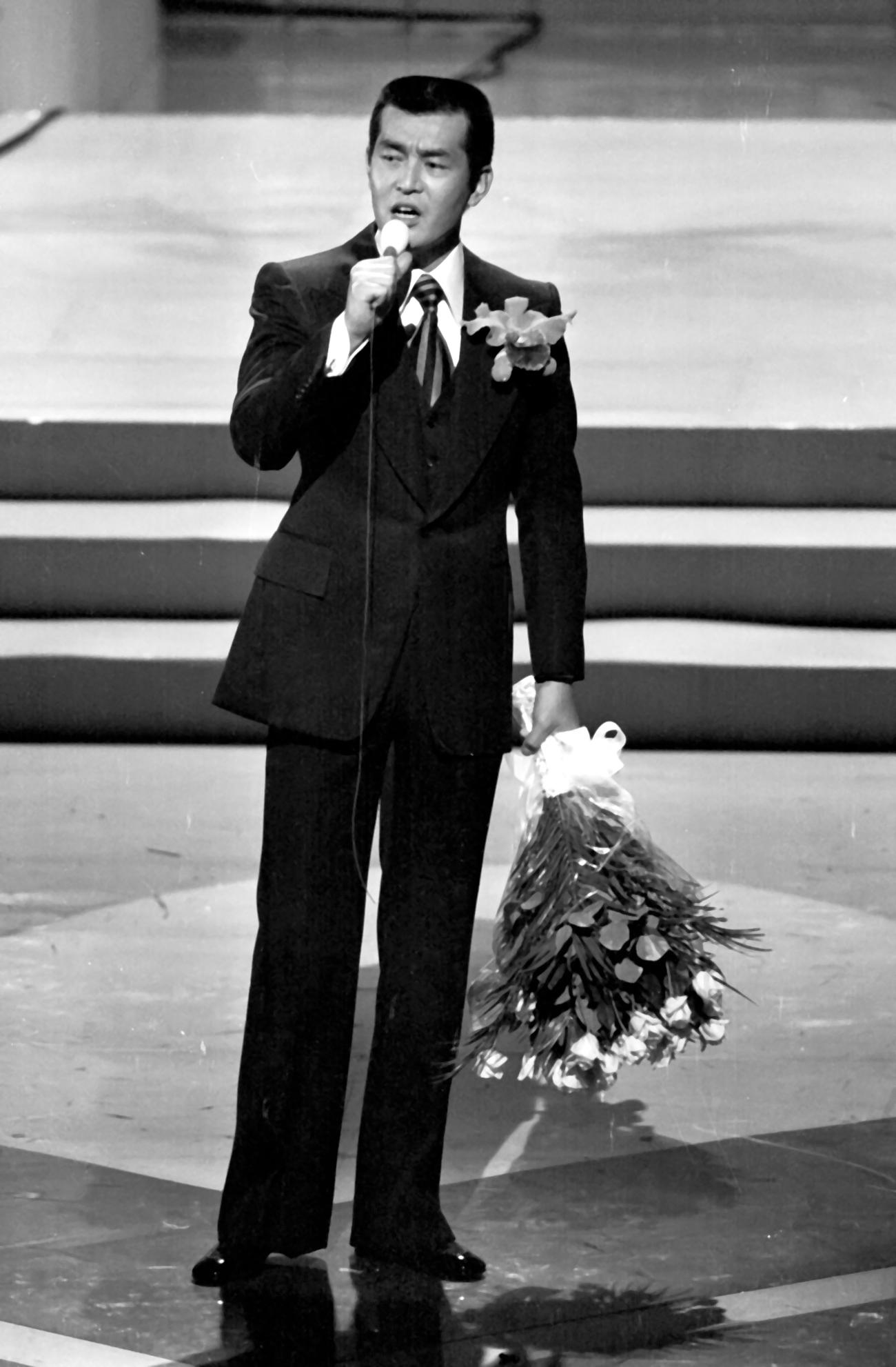 第25回NHK「紅白歌合戦」で「くちなしの花」を歌う渡哲也（74年12月31日）