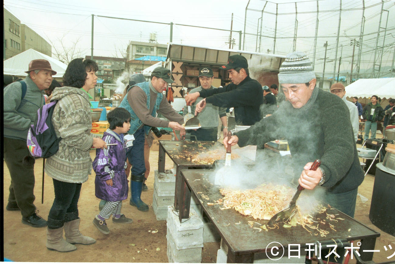 石原プロスタッフらと駆けつけた芦屋市川西グラウンドで、焼きそばの炊き出しをして被災者を元気づける淡路島出身の渡哲也（左）、渡瀬恒彦（右）兄弟（95年2月8日）