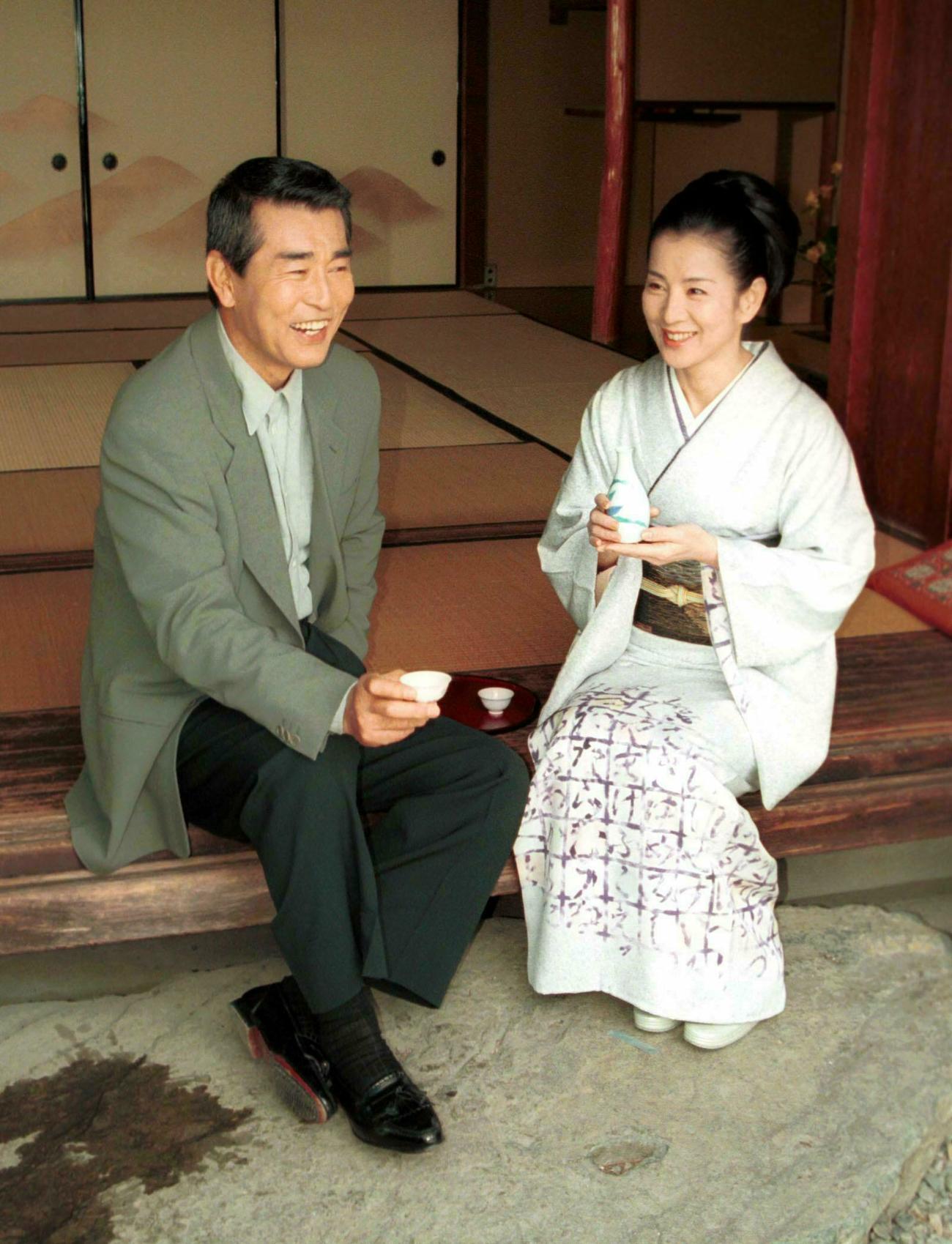 「松竹梅」CM撮影　CMで共演する渡哲也（左）と吉永小百合（98年3月3日）