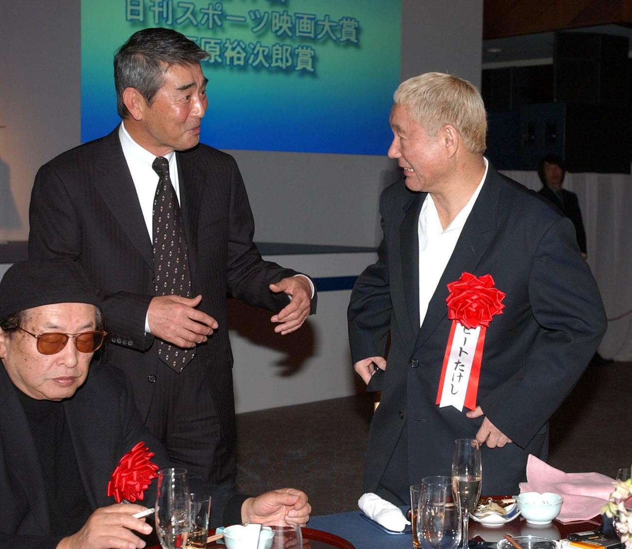 ビートたけし（右）と談笑する渡哲也さん（04年12月28日）