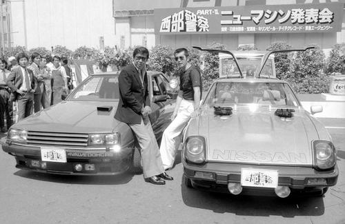 ドラマ「西部警察」ニューマシン発表会　車と写真に納まる石原裕次郎（左）と渡哲也（82年）