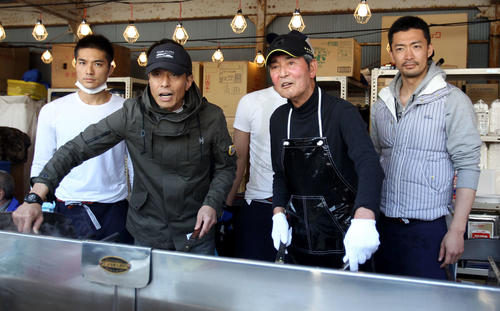 渡哲也（左から3人目）、舘ひろし（同2人目）ら炊き出しを行った石原軍団（11年4月14日）