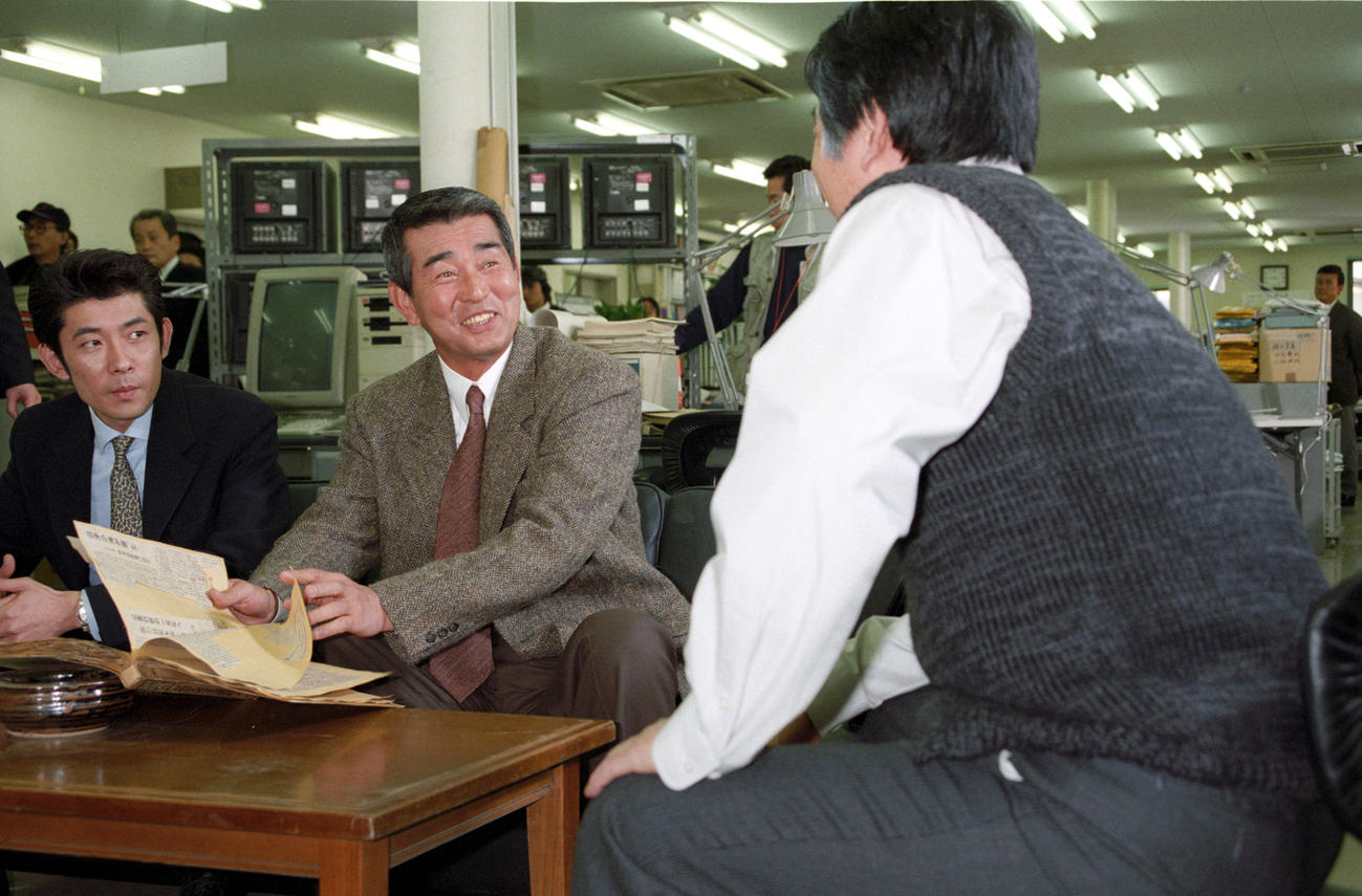 映画「誘拐」製作発表会見　21年ぶりの主演映画でベテラン刑事を演じる渡哲也（中央）。左は永瀬正敏
