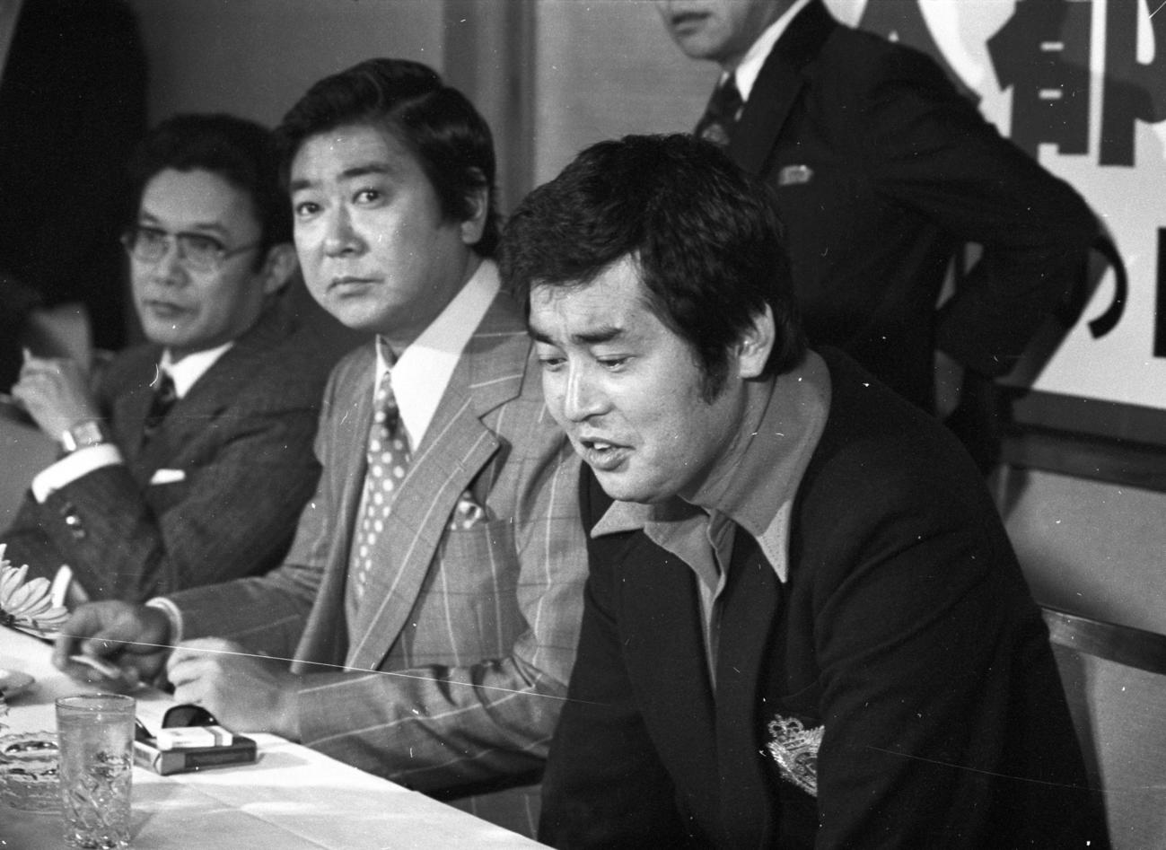 「大都会　闘いの日々」の制作発表をするダブル主演の石原裕次郎さん（左から2人目）と渡哲也さん（右）（75年10月17日）