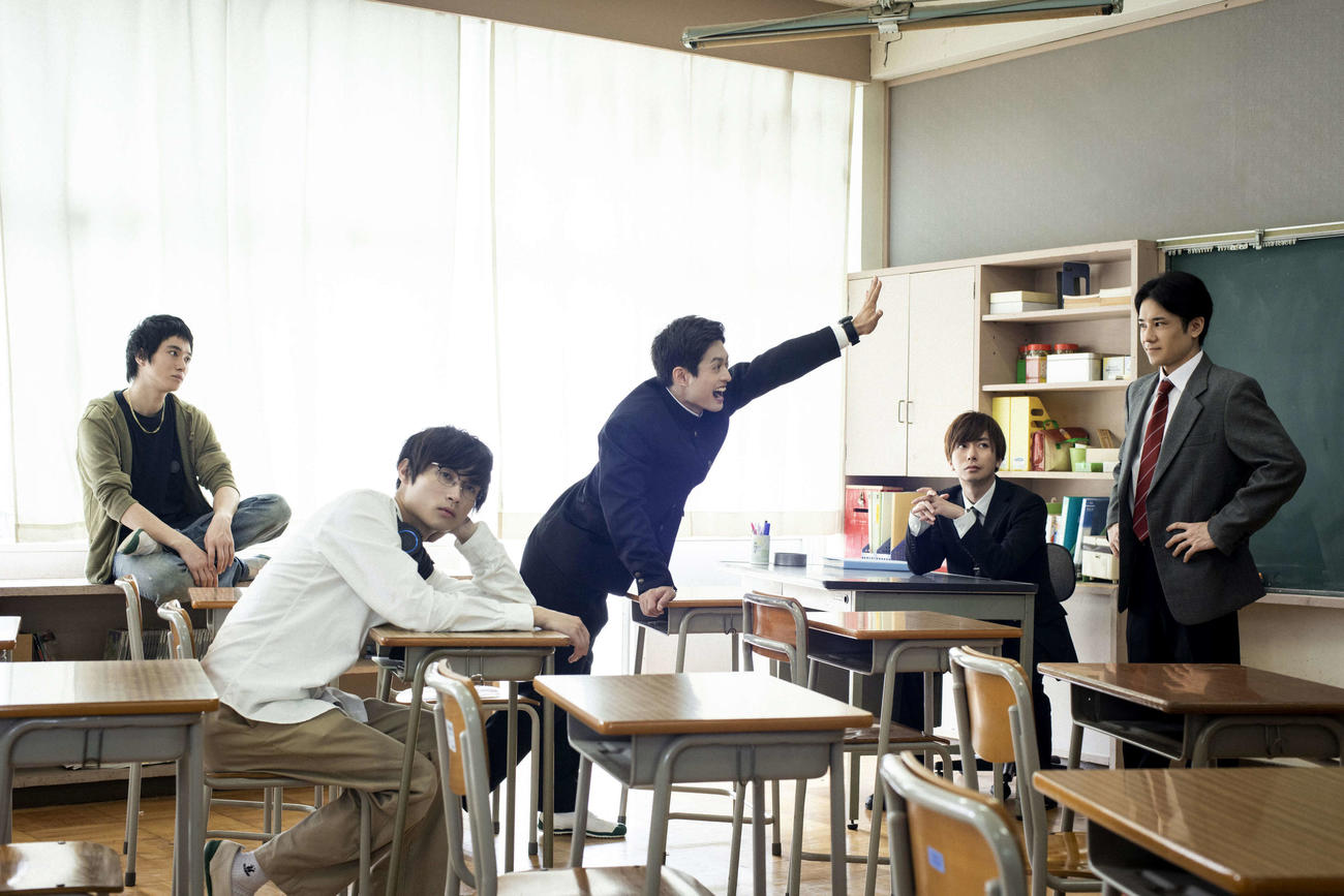 主演ドラマ「ワンモア」で学園ドラマに初挑戦するA．B．C－Z。左から戸塚祥太、橋本良亮、塚田僚一、河合郁人、五関晃一