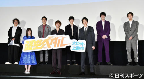 映画「弱虫ペダル」の舞台あいさつで記念撮影に納まる。前列左から橋本環奈、永瀬廉（King＆Prince）、伊藤健太郎、後列左から三木康一郎監督、菅原健、坂東龍汰、柳俊太郎、井上瑞稀（ジャニーズJr．）（撮影・柴田隆二）
