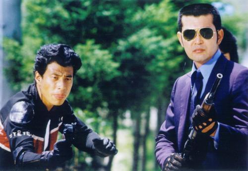 ドラマ「西部警察」の1シーン。左から舘ひろし、渡哲也さん