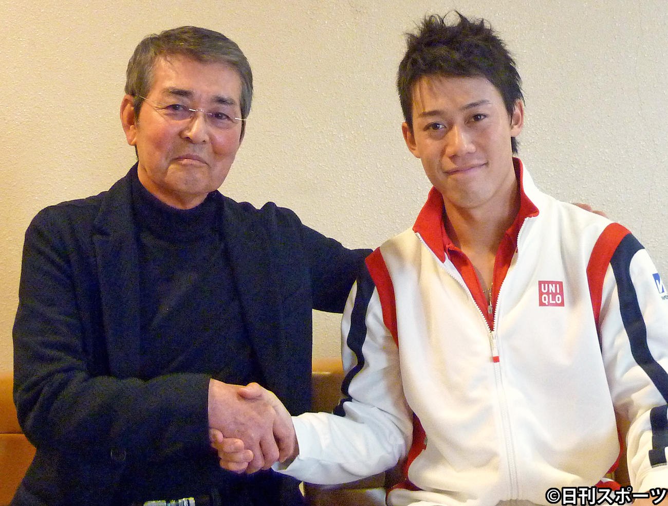錦織圭（右）と握手する渡哲也さん（2012年11月18日撮影）