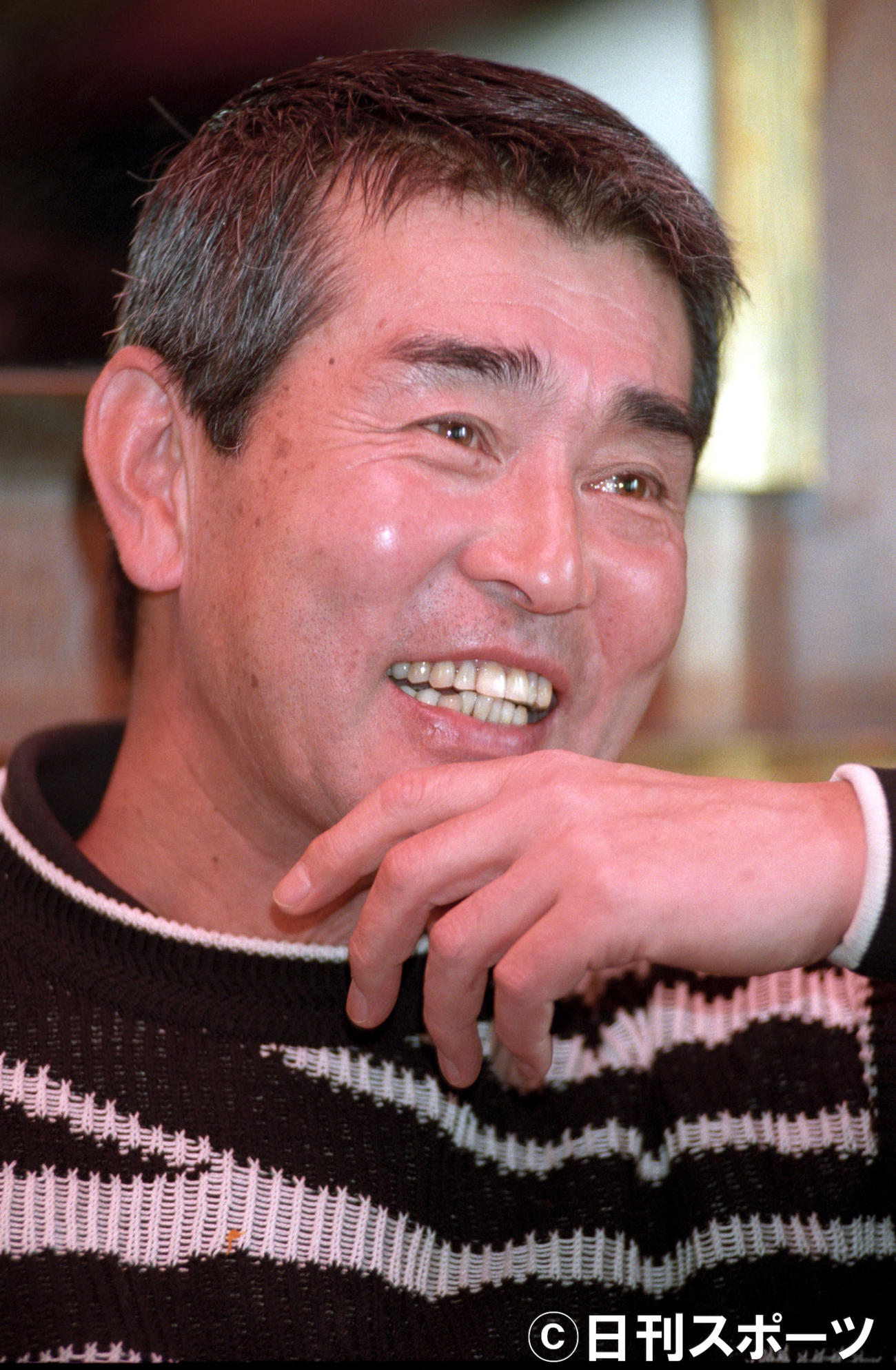 連載「日曜日のヒーロー」　カジュアルなセーター姿もスキなく、ダンディーだった渡哲也さん（1996年04月6日）