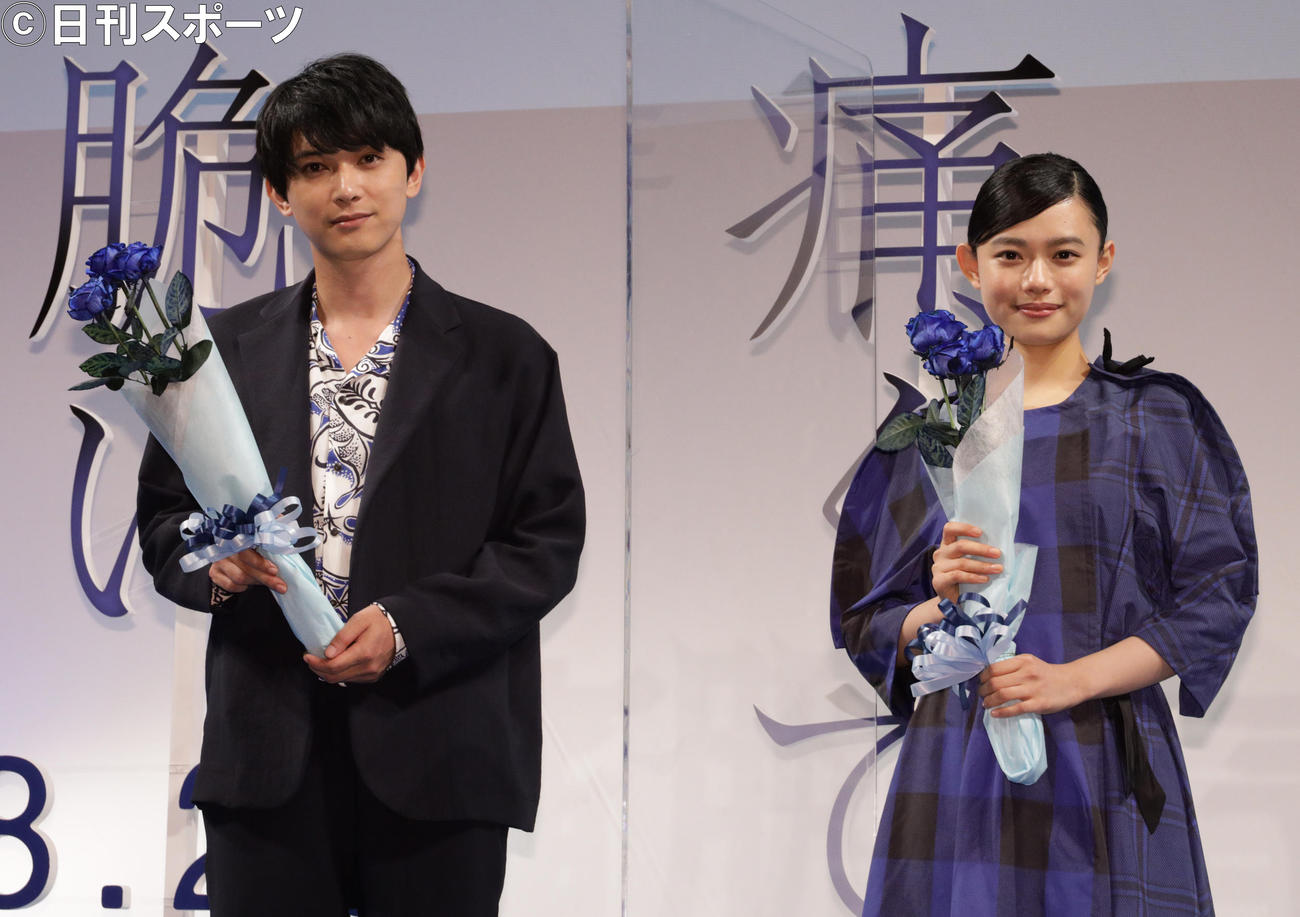 青いバラを手に映画「青くて痛くて脆い」の公開直前イベントをする吉沢亮（左）と杉咲花（撮影・中島郁夫）