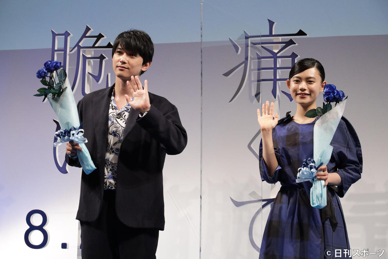 青いバラを手に映画「青くて痛くて脆い」の公開直前イベントをする吉沢亮（左）と杉咲花（撮影・中島郁夫）