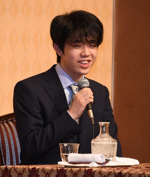 第61期王位戦7番勝負第4局　第4局に向け会見する藤井聡太棋聖（撮影・今浪浩三）