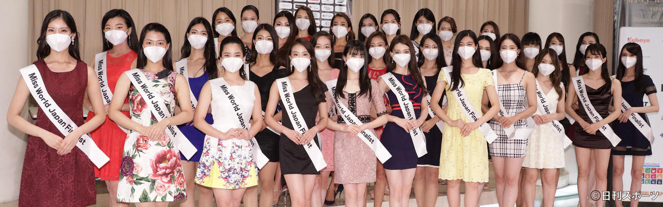マスク姿で記念撮影するMISS　WORLD　JAPANファイナリストたち（撮影・中島郁夫）
