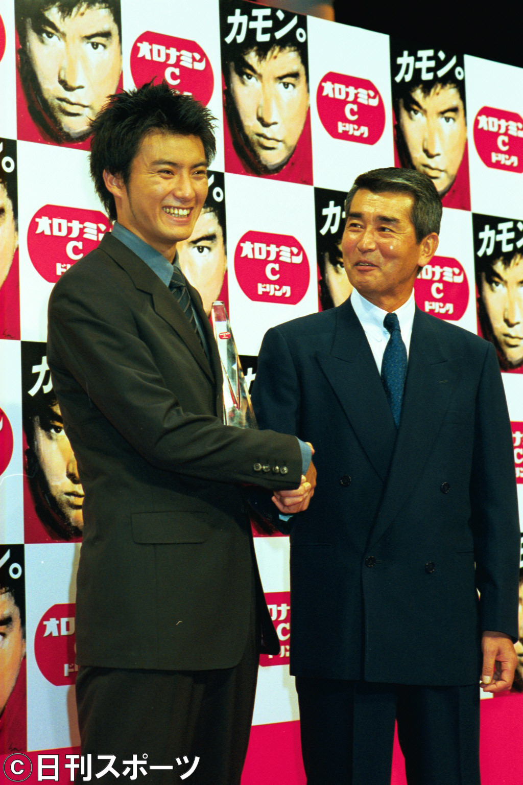 徳重聡（左）は渡哲也さん（2000年8月8日撮影）
