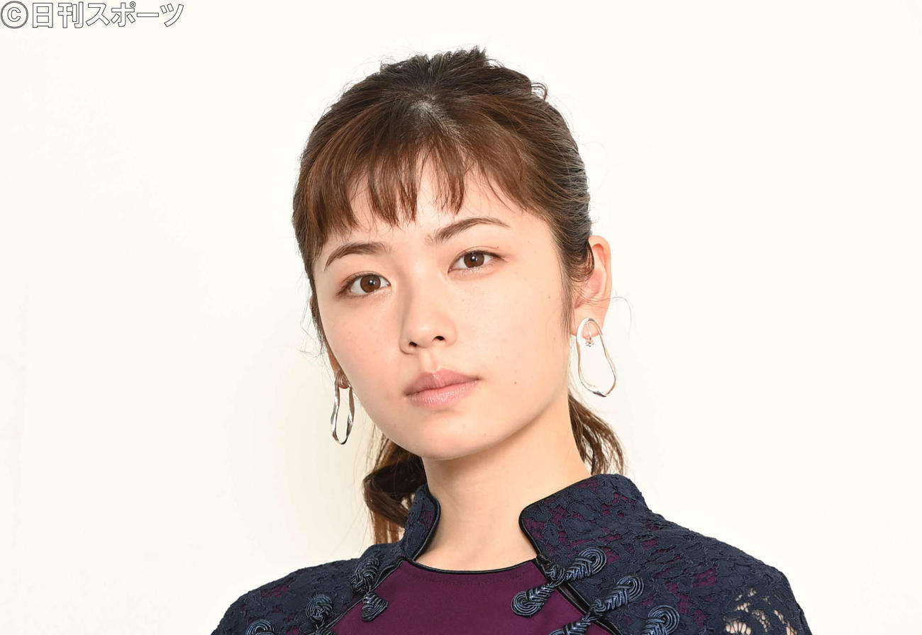 連載「日曜日のヒロイン」　大人っぽい表情を見せる女優小芝風花＝2020年7月10日
