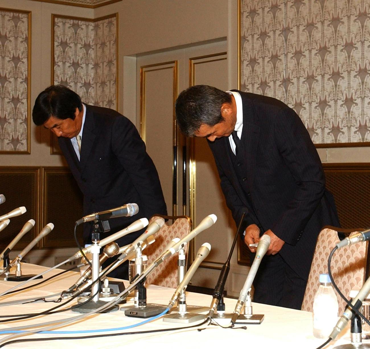 会見で謝罪する渡哲也さん（右）とテレビ朝日・早河常務取締役編成制作局長（03年8月13日）