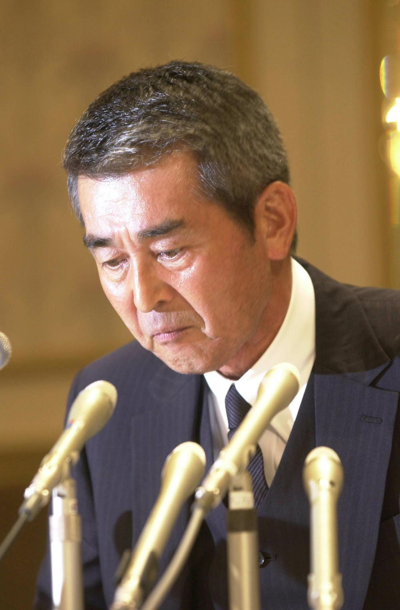 会見で謝罪する渡哲也さん（03年8月13日）