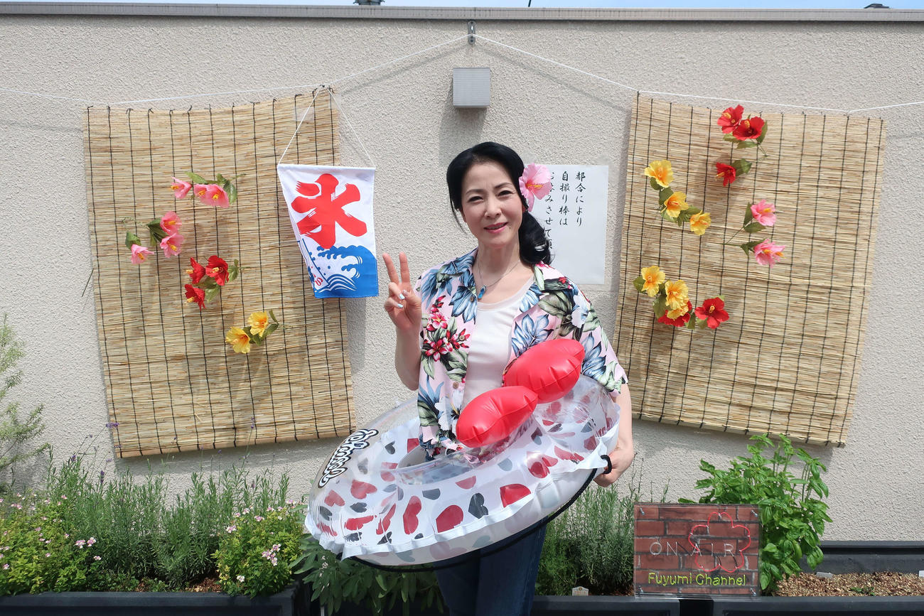 ノリノリでYouTube配信をする坂本冬美