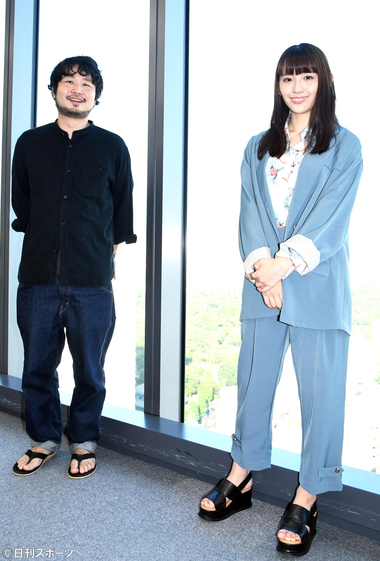 配信ドラマ「素顔」の第1話にヒロイン役で出演する浅川梨奈（右）。左は脚本・演出を担当した隈本遼平氏（撮影・大友陽平）