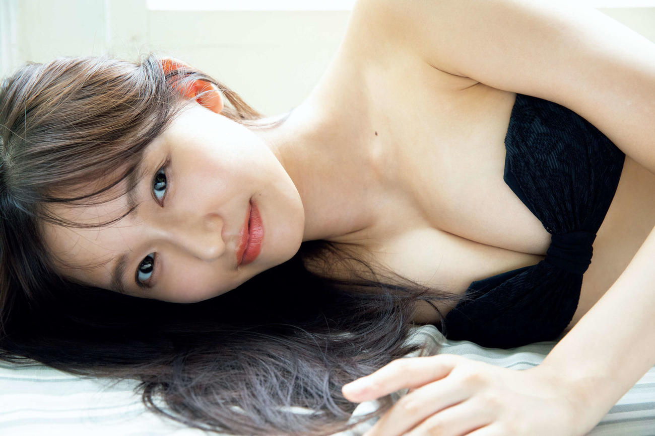 雑誌「FRIDAY」で水着姿を披露した志田音々